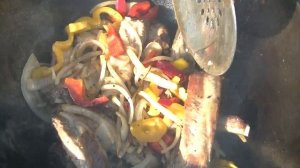 Свиные ребрышки с картофелем и овощами в казане на костре / Сам такого не ожидал.