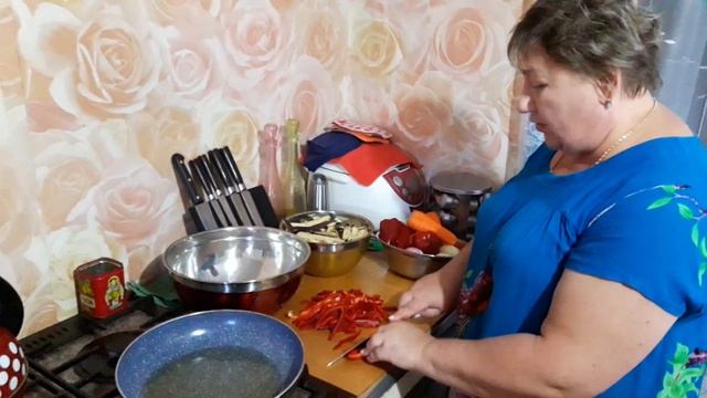 Готовим вкусный салат из баклажанов.