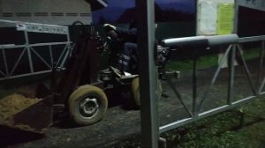 Самодельный минипогрузчик переломка в работе