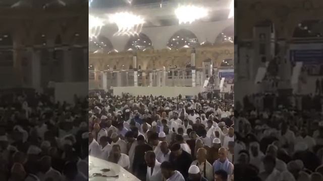 Их не остановить... Возле Каабы под дождем тысячи мусульман Of Masjid Al Haram Makkah