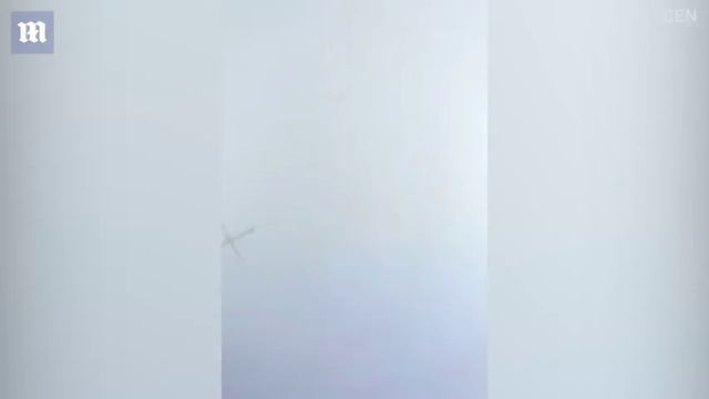 Пара сняла удар молнии в метре от себя смотреть онлайн