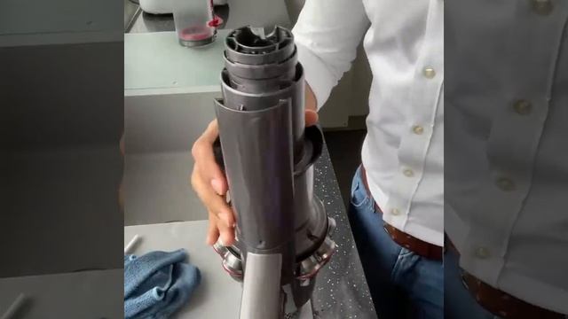 Nettoyer son aspirateur sans fil dyson V11 + astuce nettoyage How to clean and maintain Dyson V11 смотреть онлайн