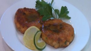 Котлеты из лосося с эстрагоновым маслом видео рецепт