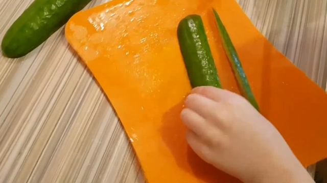 Мужчина готовит. Салат. ч.1 смотреть онлайн