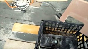 Лавочка из кусков фанеры и металлический каркас