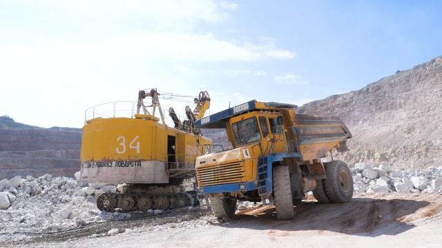 Самосвалы, а ну пропустите #БелАЗ! Работа на 45-тонных монстрах в крымском карьере / Репортаж смотреть онлайн