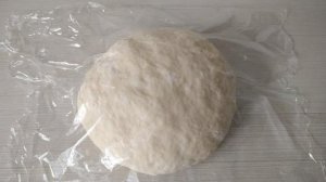 Пицца с колбасой, помидорами и луком