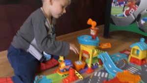 Веселое доброе детское видео дети играют дома Железная дорога Развивающее видео для детей