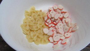 Салат из макарон с крабовыми палочками и помидором