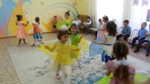 Танец девочек с шарфиками на День матери / 8 марта