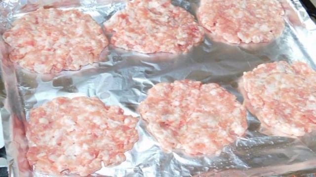 Мясные  лепешки запеченные под сыром