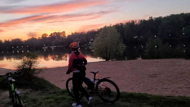 Пятничная .. вокруг другого аэропорта, а не того, что вы подумали. смотреть онлайн