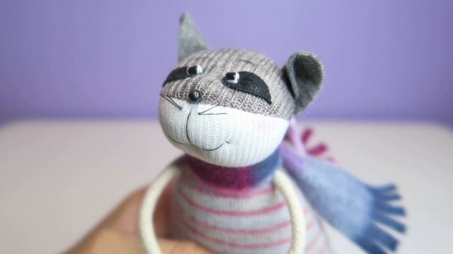Игрушка ходилка ручной работы "Енот" из коллекции Мягкие лапки от кукольного цеха "Нежный ветер" смотреть онлайн