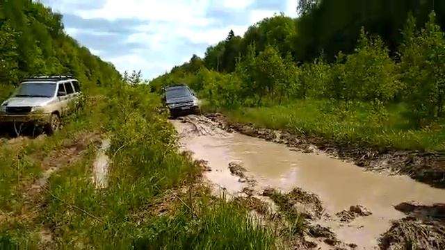 Паджеро 4 штурмует глубокую лужу Паджеро 4 оффруод Pajero 4 offroad