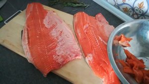 Разделываем и солим форель