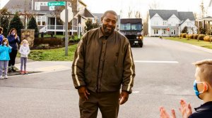 Курьера верного своему делу, встречали как звезду