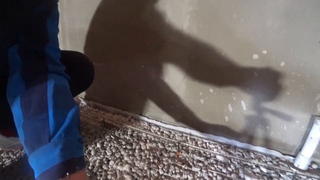 Стяжка пола в ванне и туалете, продолжение заливки пола толстым слоем 35см. Установка маяков.