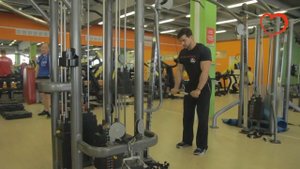 Разгибание рук в кроссовере стоя