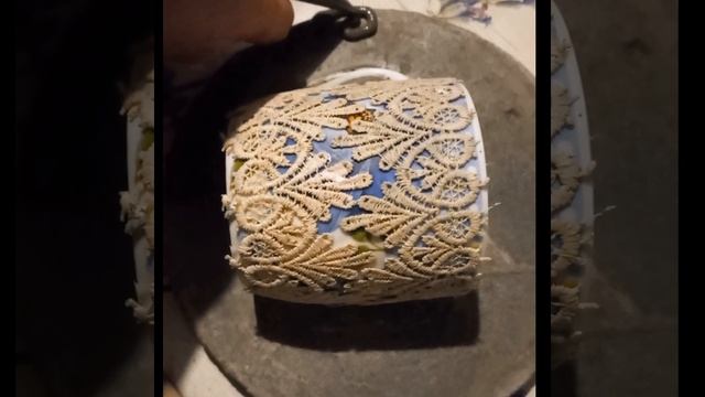 Не выбрасывайте старые кружки,сделайте оригинальный горшочек. смотреть онлайн