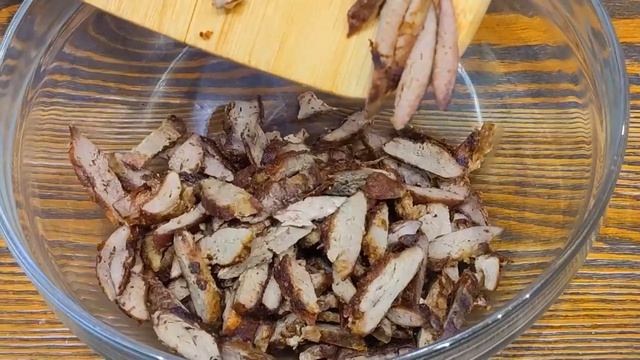 Пикантный салат с куриной печенью и маринованным огурчиком смотреть онлайн