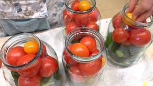 Обалденные огурчики с помидорами. Рецепт хрустящих маринованных огурцов с помидорами на зиму.