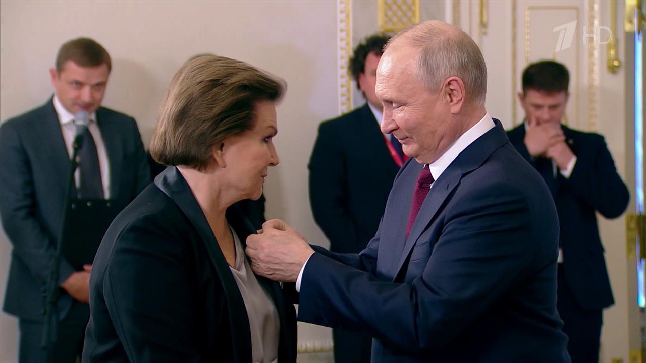 Владимир Путин наградил новым орденом Гагарина Валентину Терешкову