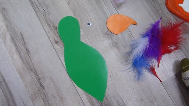 Аппликации для малышей 1-3 года / из перьев