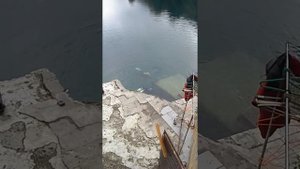 Водолазы погружаются под воду в голубое озеро