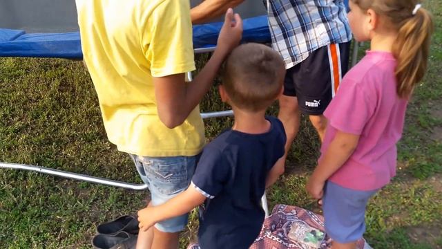 Детский и юношеский батут в свободном пользовании. Спасибо благотворителям!!! смотреть онлайн