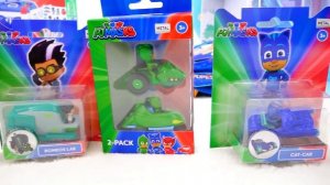 Влад и Никита играют в гигантские яйца сюрпризы с игрушками