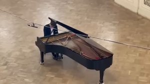 ??Шутка от Мацуева Дениса. «В лесу родилась елочка» стилями разных композиторов.