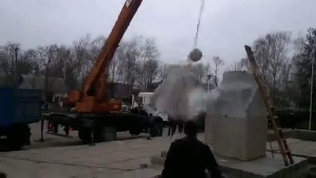 Поставили значит, статую...