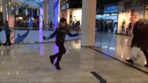 Парень классно танцует шафл (shuffle)