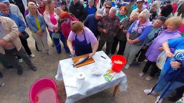 Горбуша в УМБЕ, мастер класс по чистке и засолки на фестивале #горбуша # Умба #мурманскаяобласть