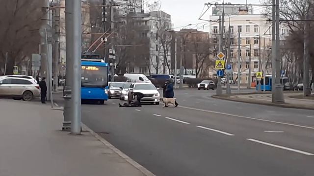 Женщина лежит на дороге смотреть онлайн