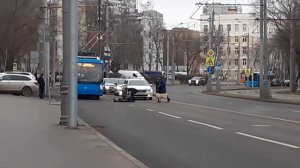 Женщина лежит на дороге