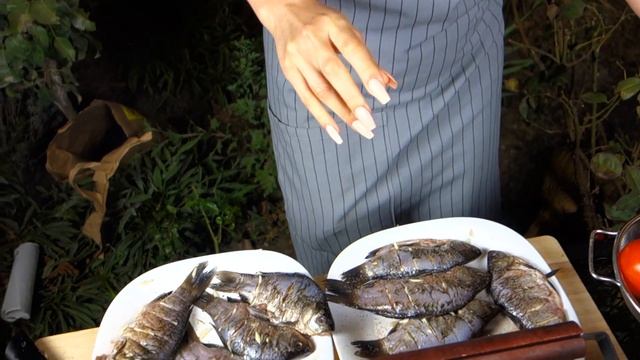 Оооочень вкусные, КАРАСИ на МАНГАЛЕ на УГЛЯХ! Grilled crucian recipe! Готовить просто с Люсьеной смотреть онлайн
