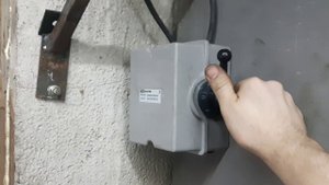 Электропривод для поднятия, открывания, ворот гаража.