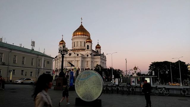 метро Кропоткинская, вход на Гоголевском бульваре. Июнь 2022