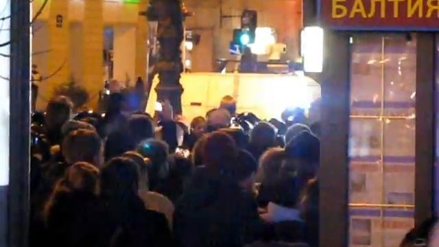 Толпа кричит "Позор" на несанкцонированном народном собрании в Петербурге смотреть онлайн