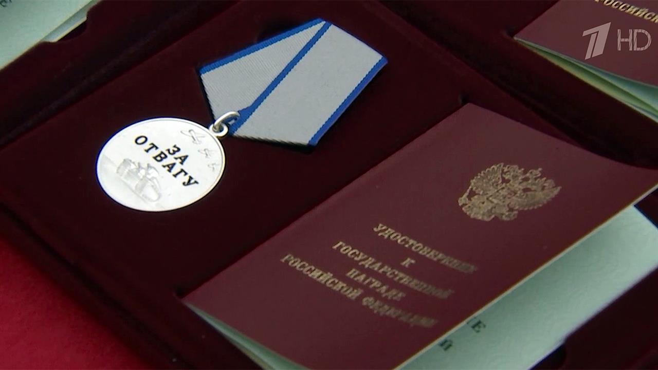 Бойцам Арктической мотострелковой бригады вручили больше 100 орденов и медалей