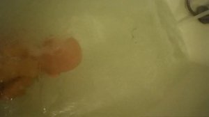 Беби Бон купается и ныряет в ванной. // Baby Born takes a bath. // Baby Born toma un baño.