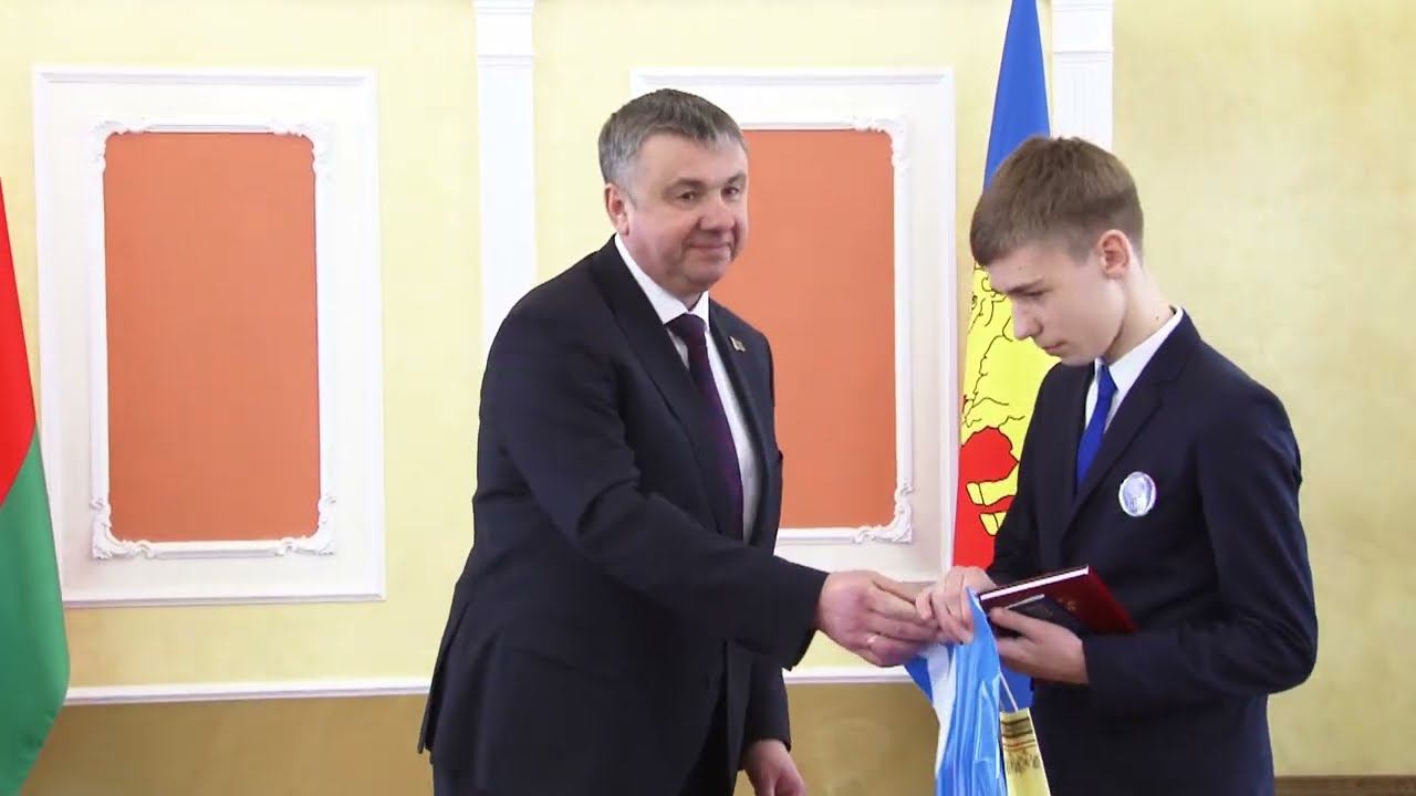 Глава Первого региона Ю.Шулейко вручил паспорта юным брестчанам в День Конституции