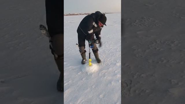 Китайский шуруповерт на зимней рыбалке.