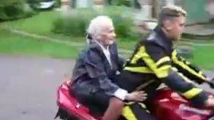 бабуля на мотоцикле ))))