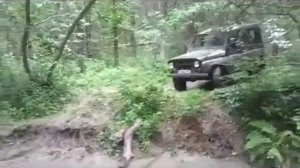 УАЗ через реку на цепях противоскольжения