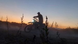мотодрифт на питбайке GRX в сумерках у заброшенного карьера