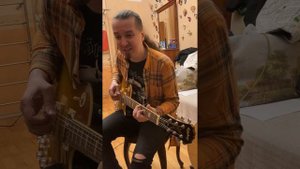 Глеб Олейник слушает дерево гитары Epiphone Les Paul