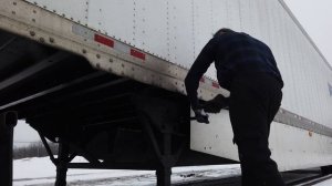 ЕДУ по ЛЬДУ в США! ДРУГ ЗАБУКСОВАЛ на бочке - как выехал РАБОТА в США водителем