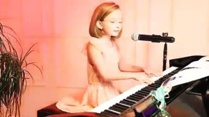 Девочка 10-ти лет поёт и играет на синтезаторе